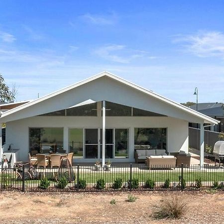 Paradise On The Fairway Villa Yarrawonga Exterior photo